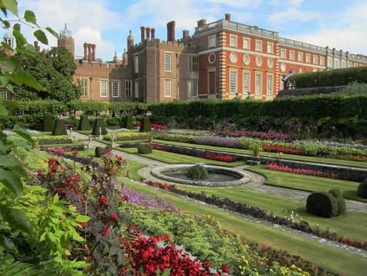 Hampton Court Palace Festive Fayre 2026